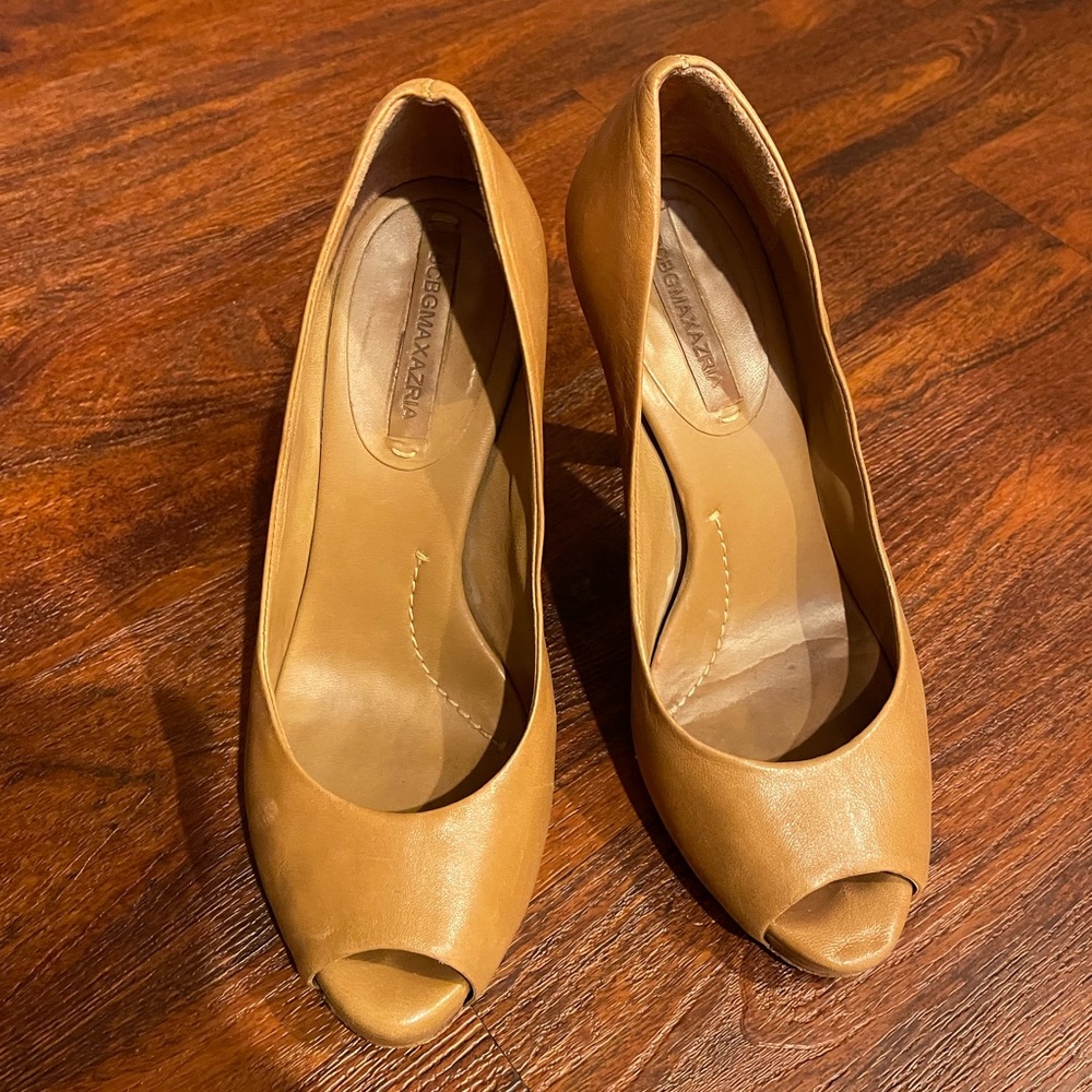 Nude pumps